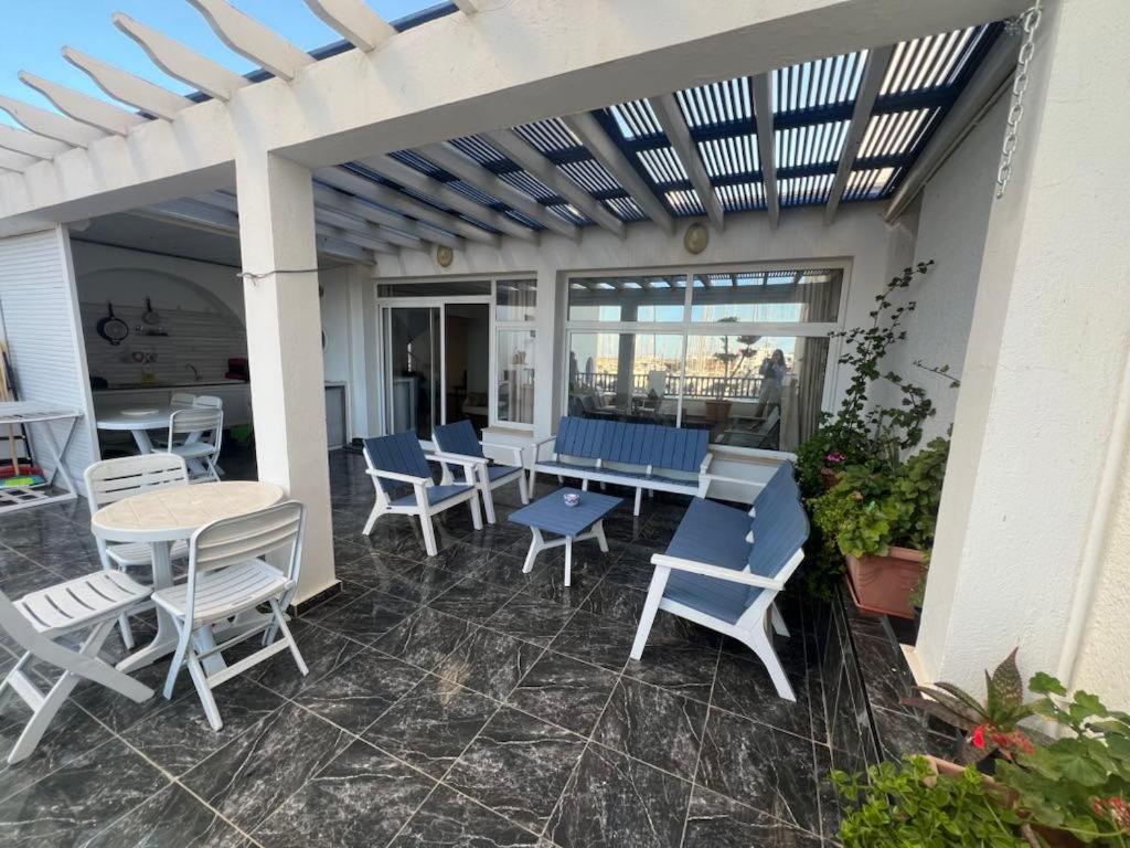 Duplex Avec Terrasse Sur La Marina Apartment